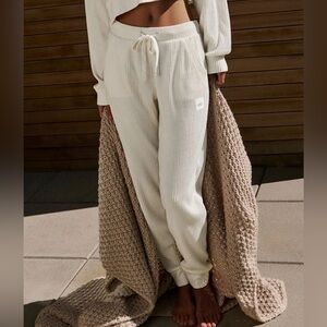 ALO WHITE RIBBED JOGGERS